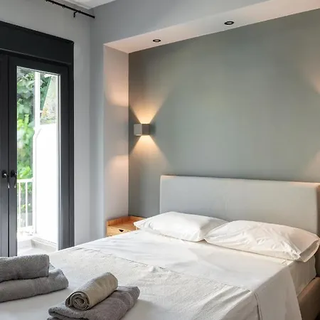 Hippocrates Bound By Binobi Innovative Management! Apartment