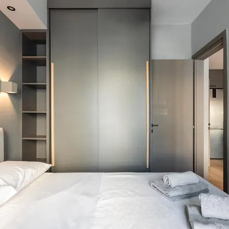 Hippocrates Bound By Binobi Innovative Management! Apartment *