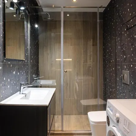 Hippocrates Bound By Binobi Innovative Management! Apartment *